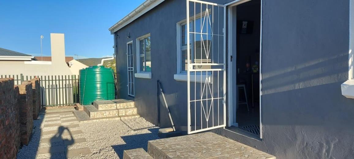 Tj Self-Catering Apartment Graaff Reinet Bagian luar foto