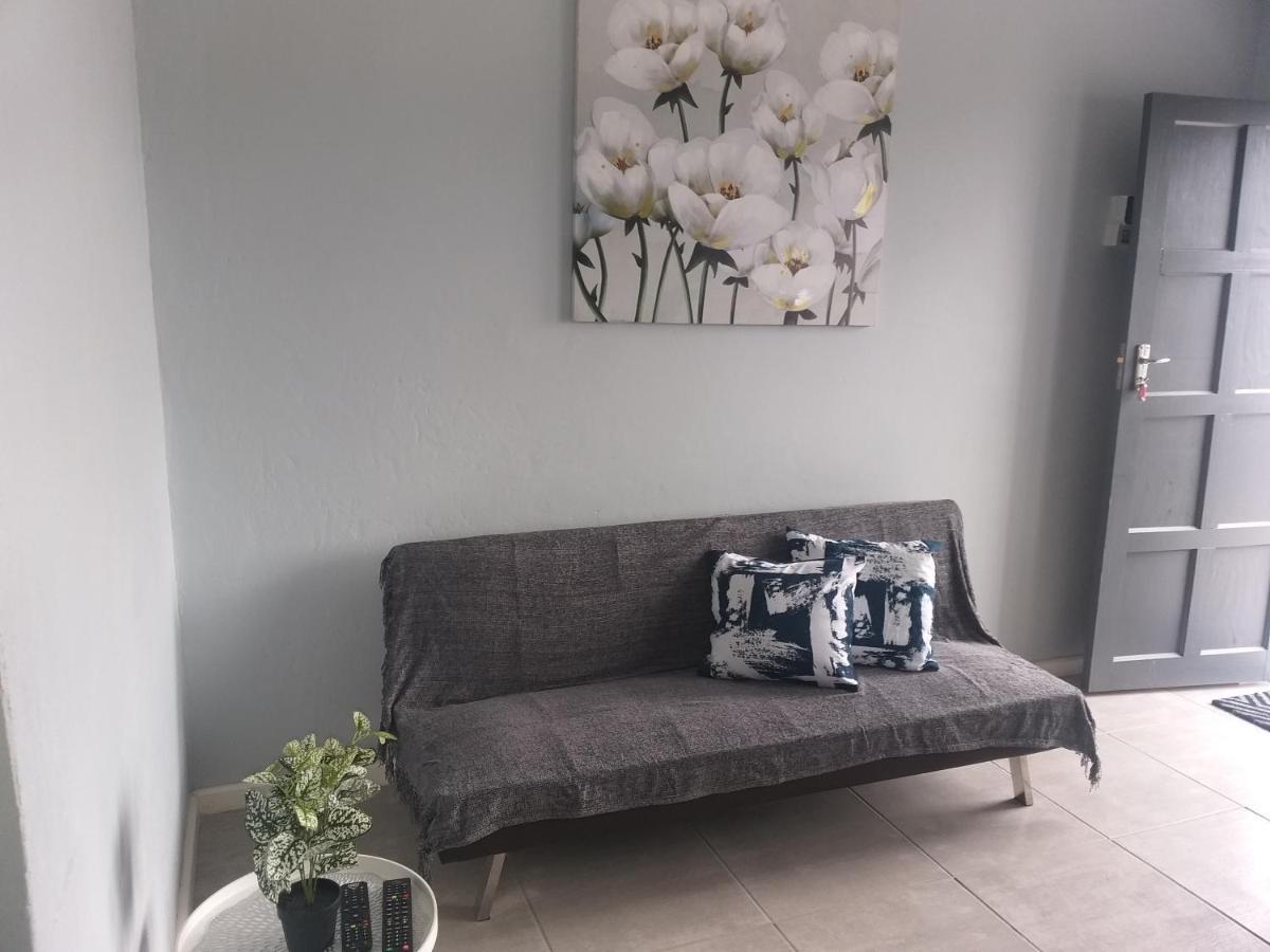 Tj Self-Catering Apartment Graaff Reinet Bagian luar foto