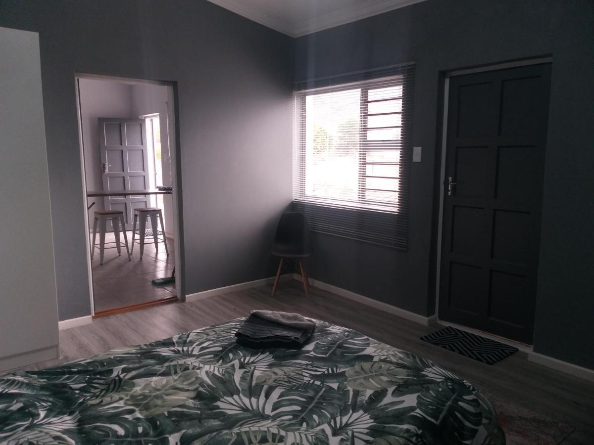 Tj Self-Catering Apartment Graaff Reinet Bagian luar foto