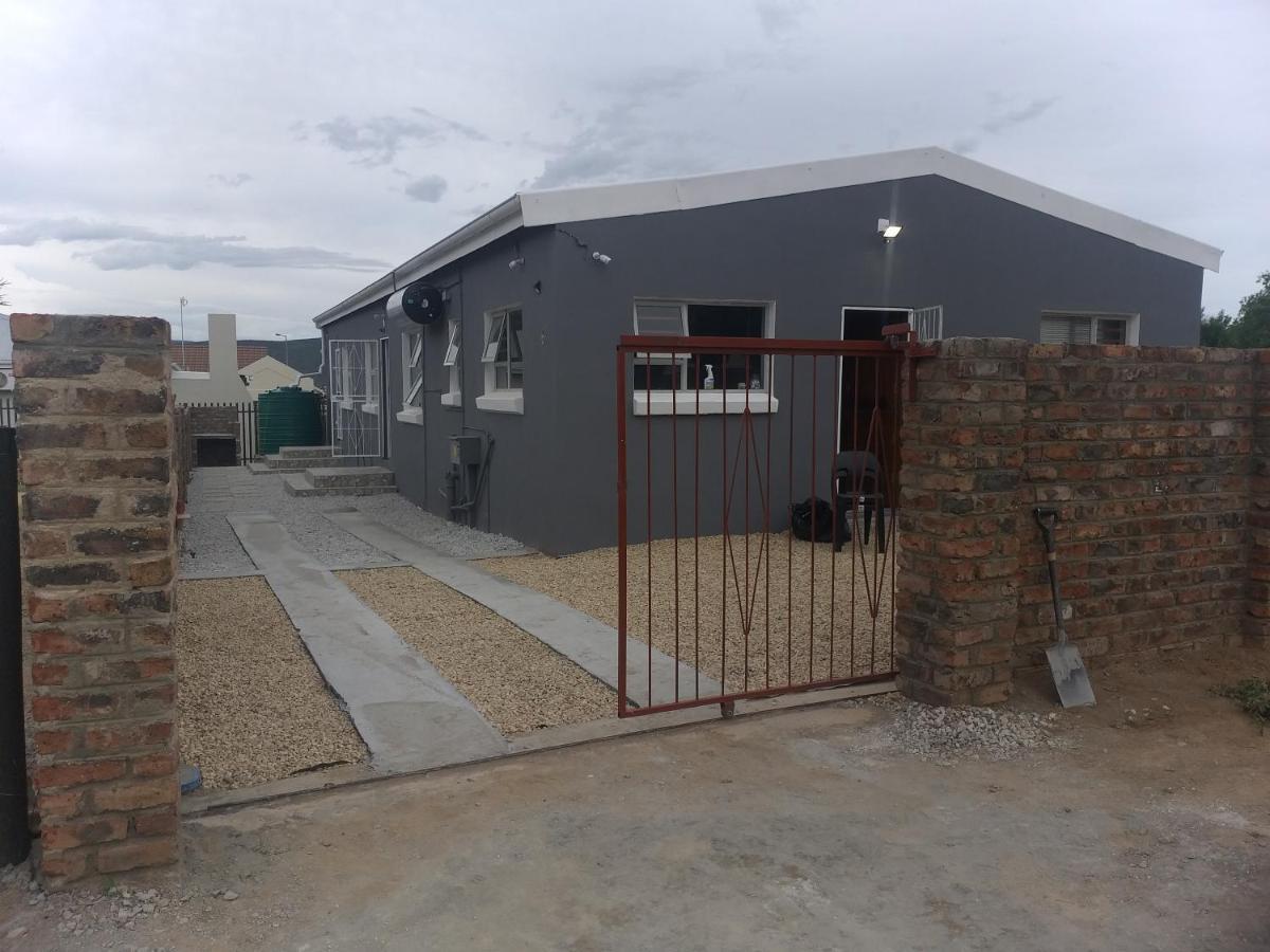 Tj Self-Catering Apartment Graaff Reinet Bagian luar foto