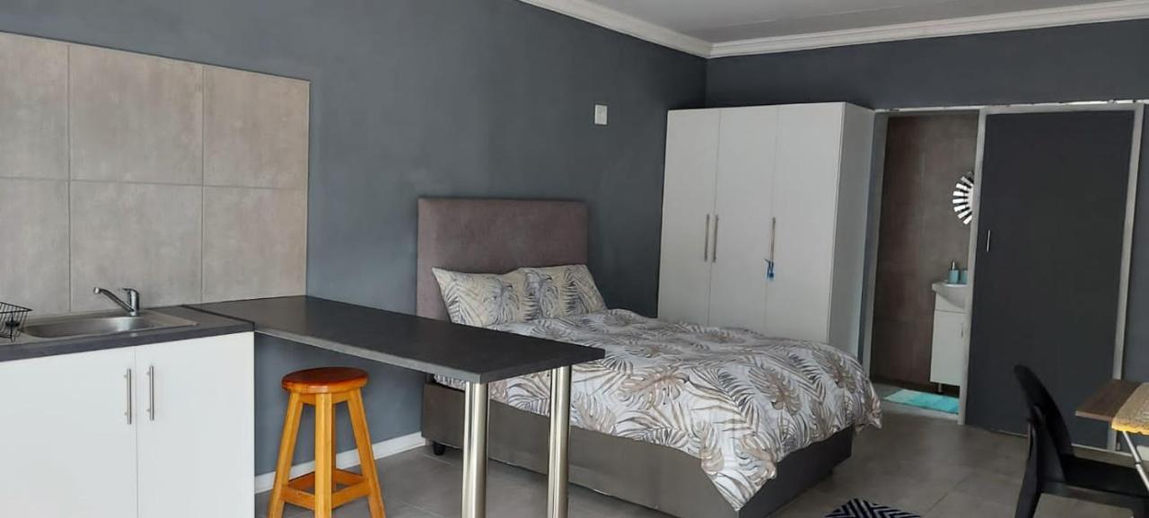 Tj Self-Catering Apartment Graaff Reinet Bagian luar foto