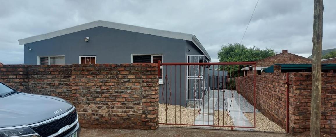 Tj Self-Catering Apartment Graaff Reinet Bagian luar foto